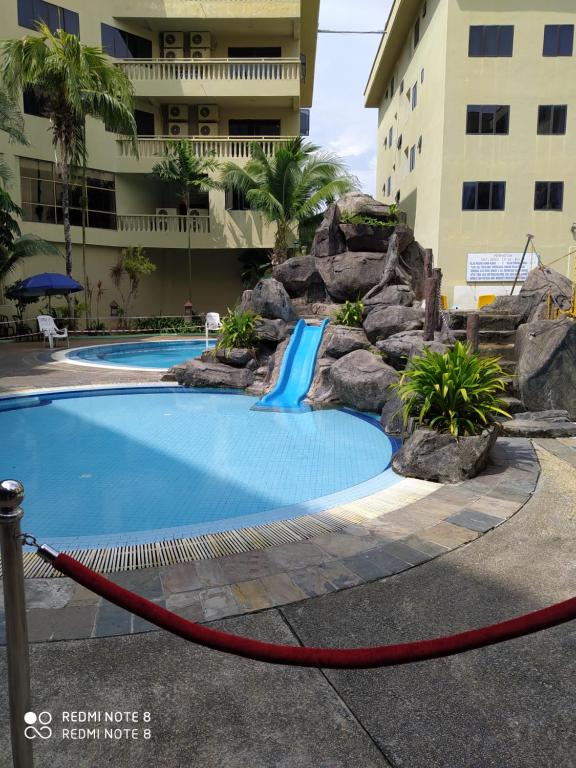 邦咯Pangkor fun fun fun apartment的度假村内带水滑梯的游泳池