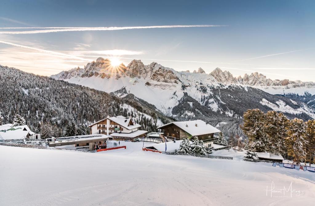 布列瑟农Berghotel Schlemmer的雪中山间滑雪小屋