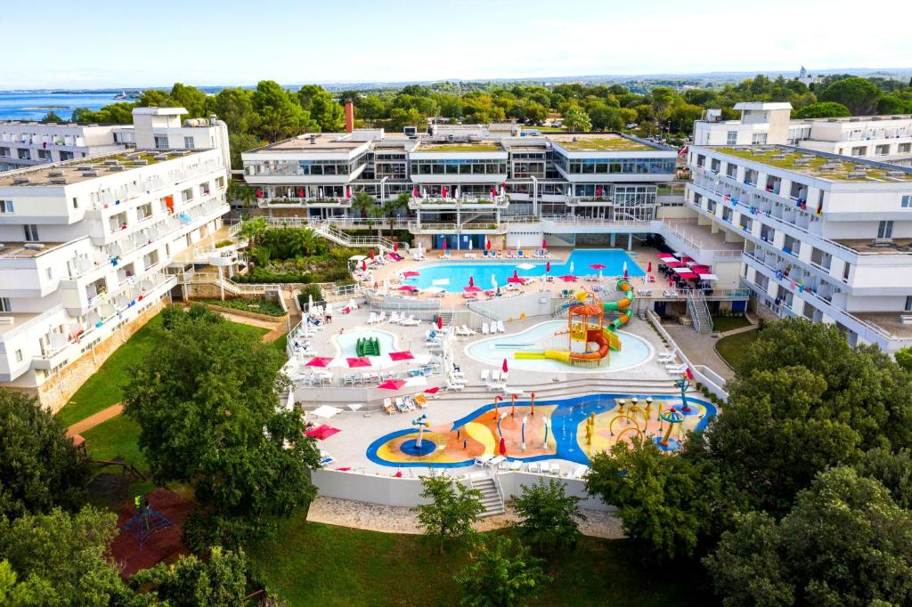波雷奇Hotel Delfin Plava Laguna的度假村水上公园的空中景观