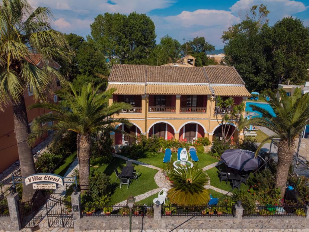 罗达Eleni Apartments的享有带游泳池的房屋的空中景致