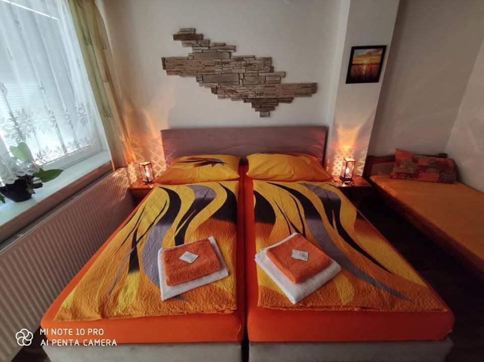 Klobouky u BrnaMotel Podkova的一间卧室配有一张带2盒床的卧室