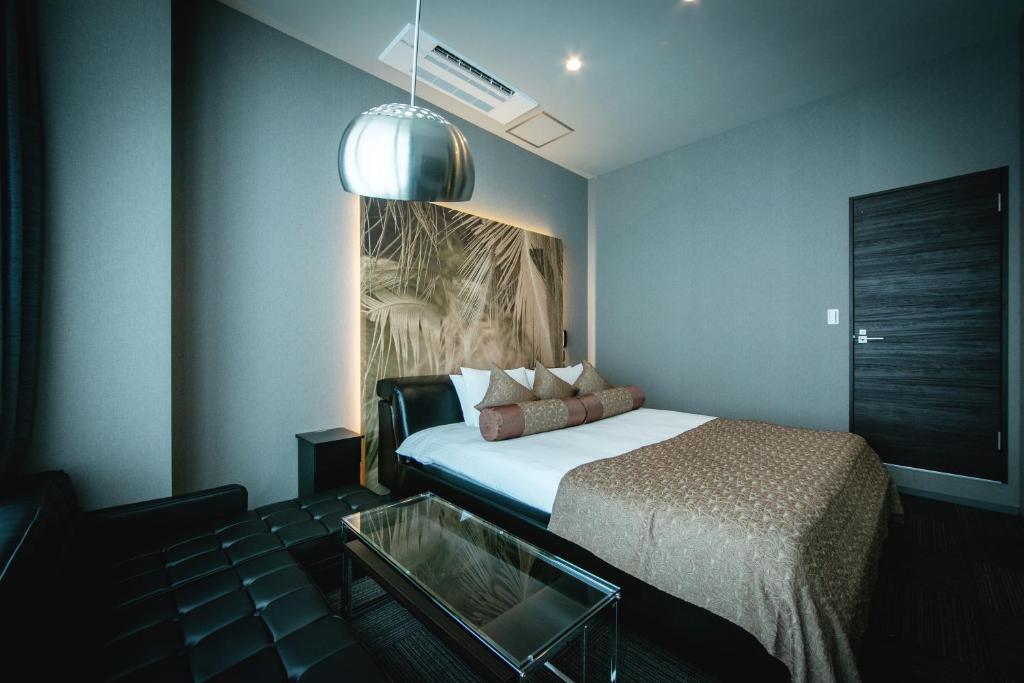 八王子市HOTEL BLAX的一间小卧室,配有床和窗户