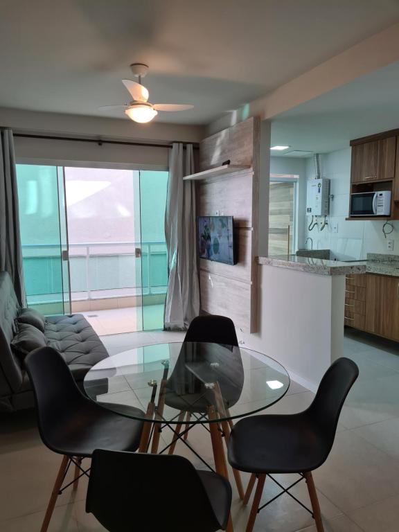 卡波布里奥PORTO AZUL - Praia do Forte - Apart的客厅配有玻璃桌和椅子