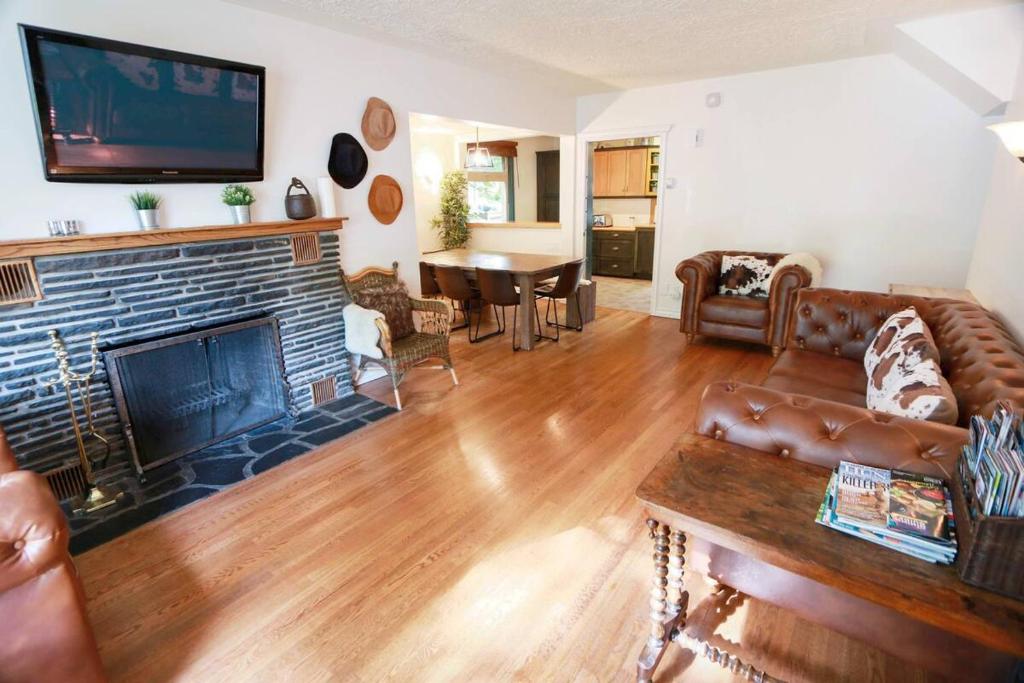 班夫Banff Mountain Home- The Real Rockies Experience的带沙发和壁炉的客厅
