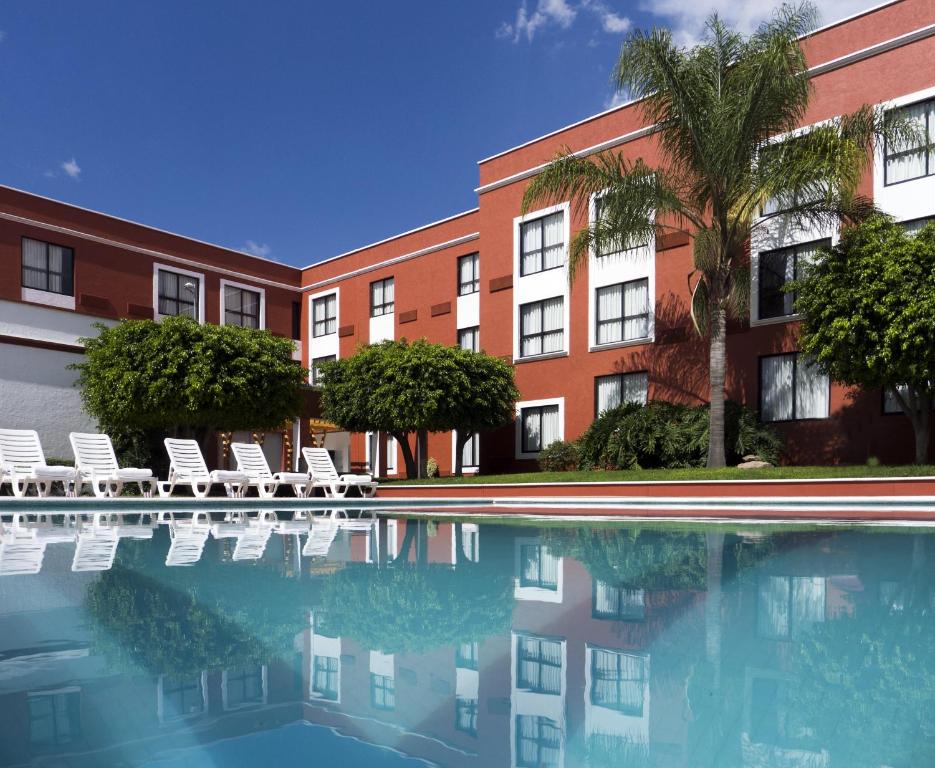 莱昂莱昂庆典酒店的大楼前设有游泳池的酒店