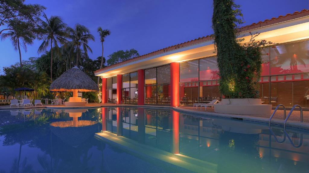 比亚埃尔莫萨比亚埃尔莫萨森卡里嘉年华酒店的一座晚上设有游泳池的房子