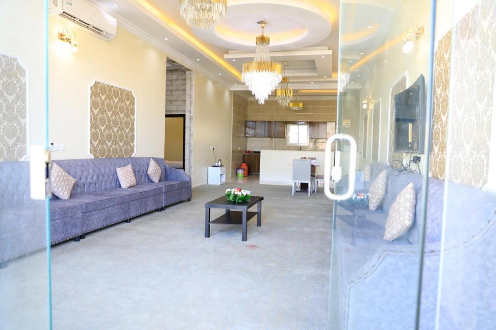 图赖夫Al Chaffa Chalets的客厅配有紫色沙发和桌子