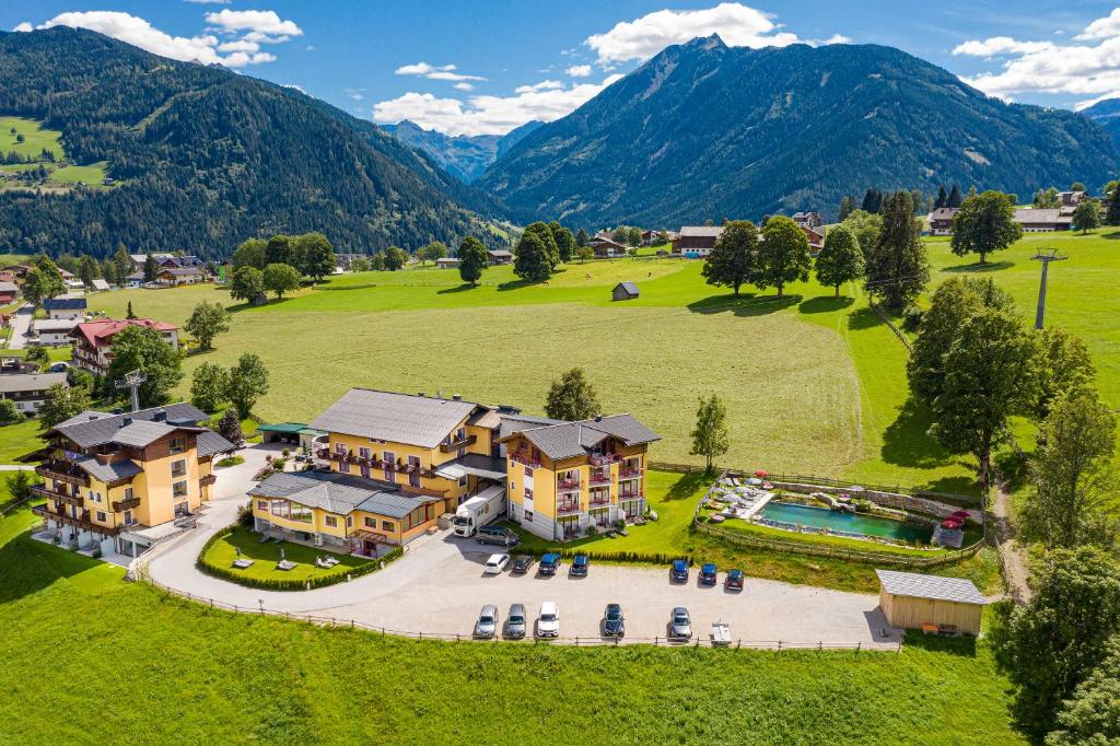 斯拉德明Burgfellnerhof - Adults Only的享有带游泳池和山脉的度假村的空中景致