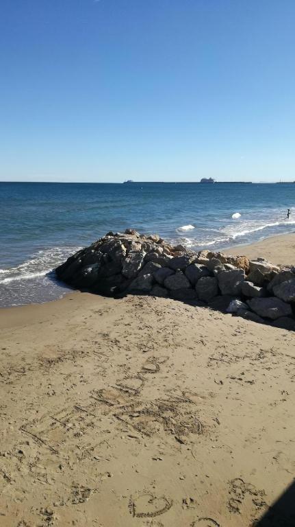 瓦伦西亚PISO EN MALVARROSA的一片拥有一堆岩石和海洋的海滩