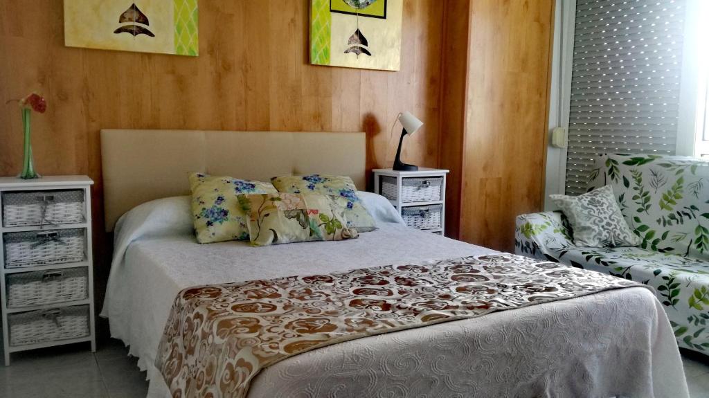 Bayo GrandePensión Residencia Miñones的一间卧室配有一张床和一把椅子