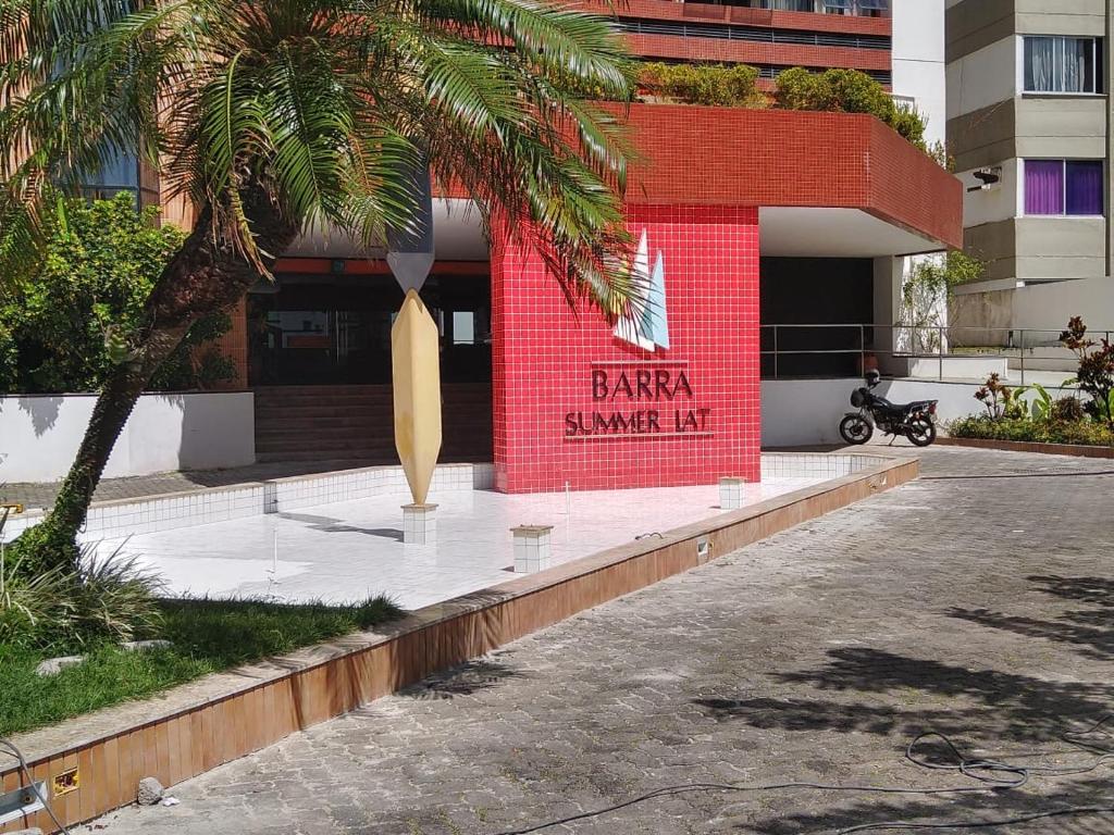 萨尔瓦多Barra Summer flat的建筑前的冲浪板