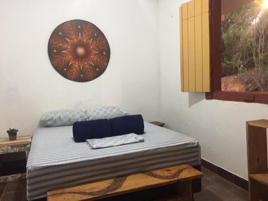 拉夫拉斯诺瓦斯Morada da Águia的墙上挂有时钟的房间里一张床位