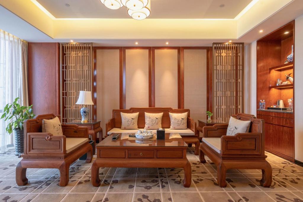 鄂尔多斯鄂尔多斯雍贵酒店的客厅配有沙发和桌子