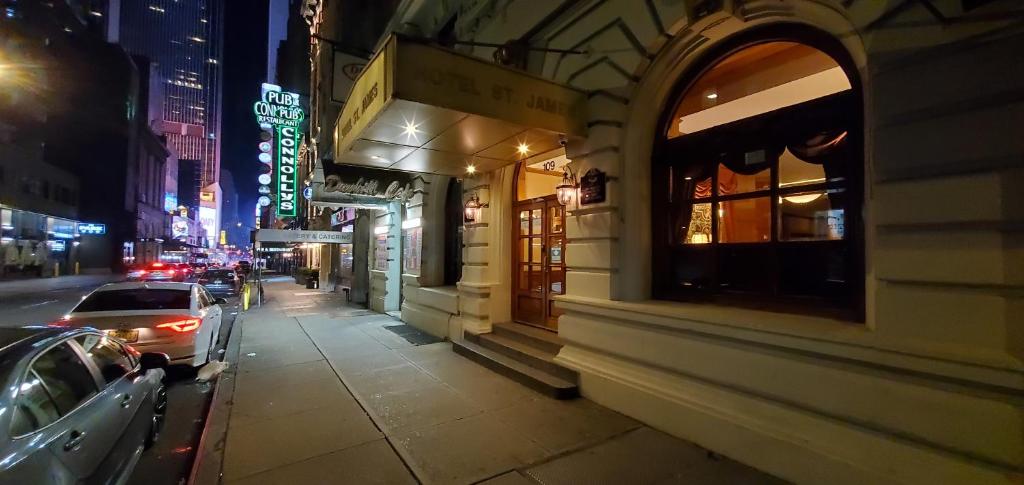纽约圣詹姆斯酒店 的夜间在路边停车的城市街道