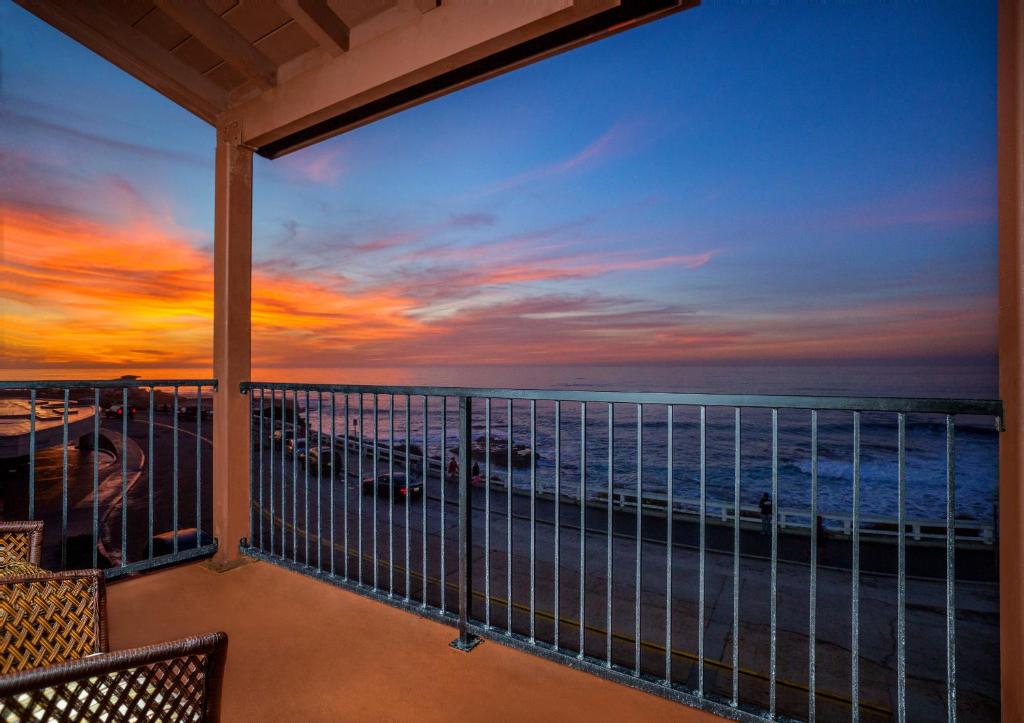 圣地亚哥潘泰旅馆的日落时从阳台上欣赏到海景