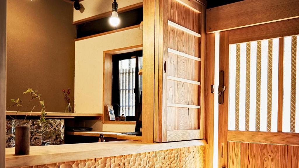 京都Kokonoe Machiya的一个带镜子的房间里木门