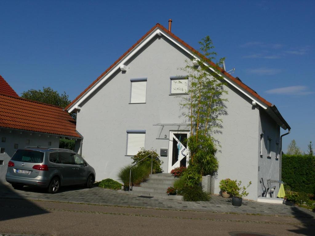 阿斯帕赫Gästezimmer in Aspach的前面有一辆汽车停放的白色房子