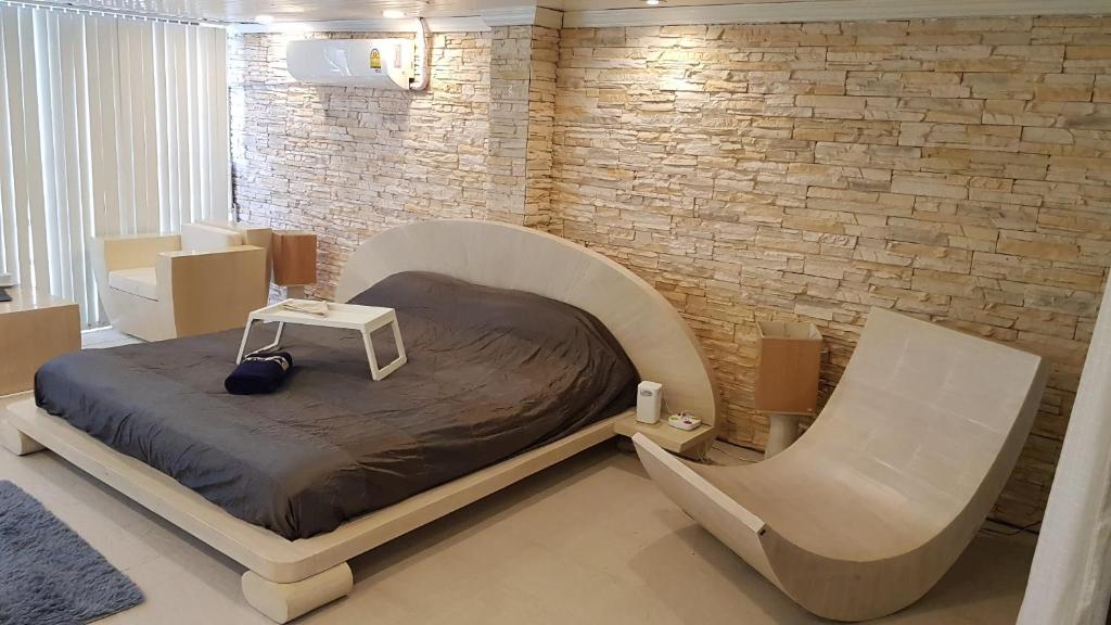 卡塔海滩Kata Happy Place的一间卧室配有一张桌子和一张床铺