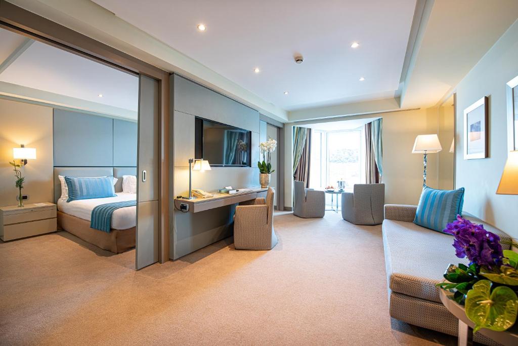 蒙特卡罗港口宫的酒店客房,配有床和沙发