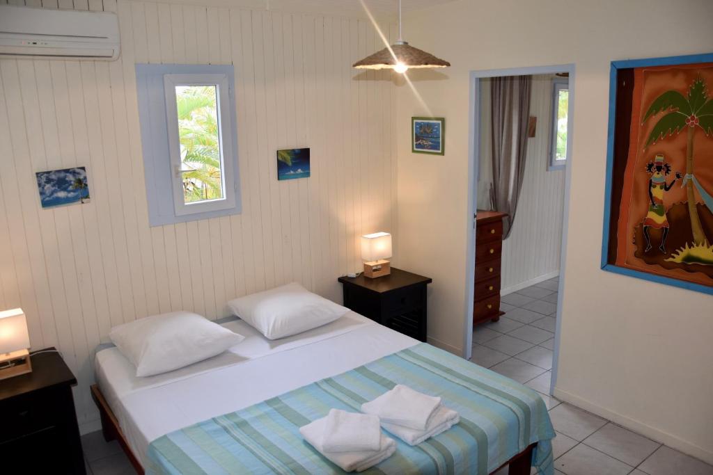 哥西尔La plage de Petit-Havre的一间卧室配有一张带两个枕头的床