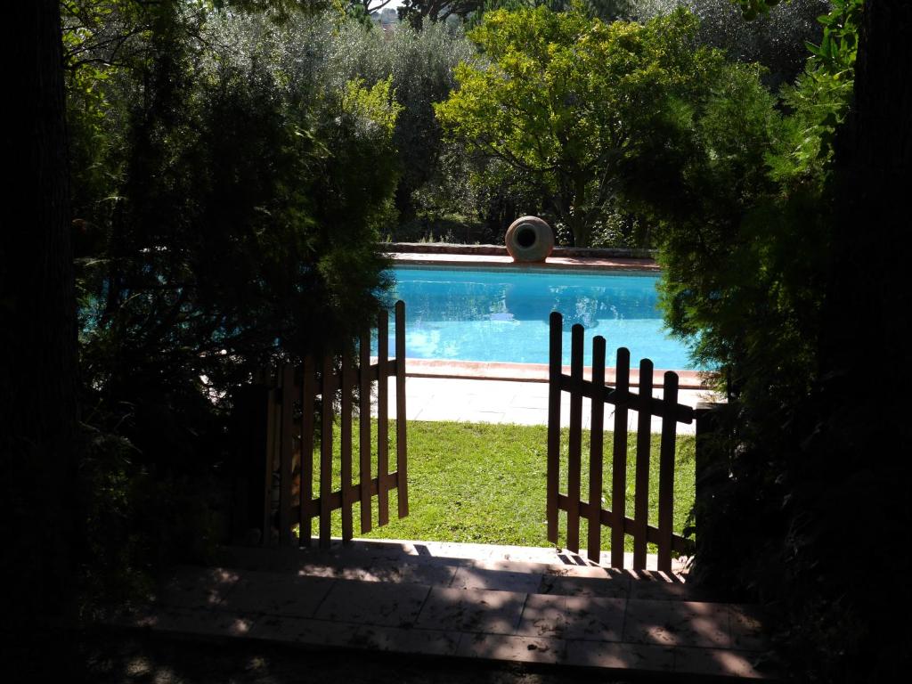 托雷斯诺瓦斯Casa Dos Arrabidos的通往带围栏的游泳池的大门