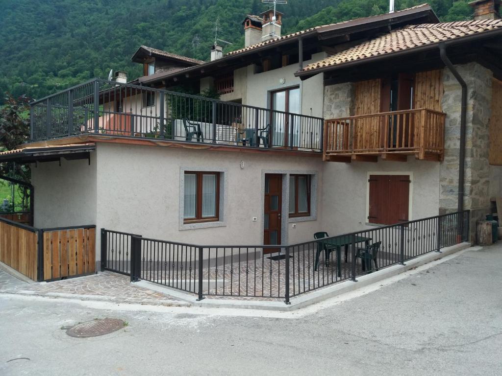科马诺泰梅Appartamento Cillà的度假屋设有阳台和围栏