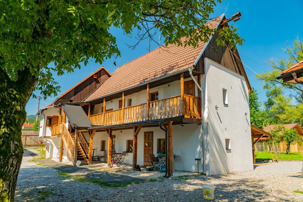 KľačnoFarma Zelená Ruža的享有带甲板的房屋外部景致