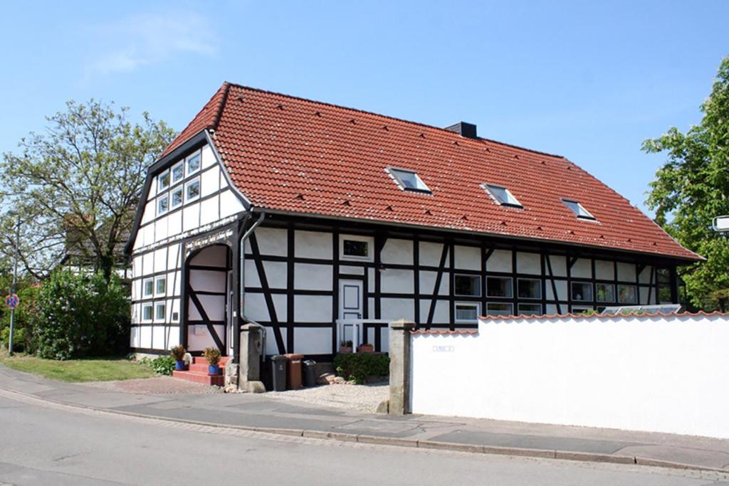 汉诺威Suite „Friesland“ - wunderschönes Apartment in Fachwerkhaus的红屋顶的黑白建筑