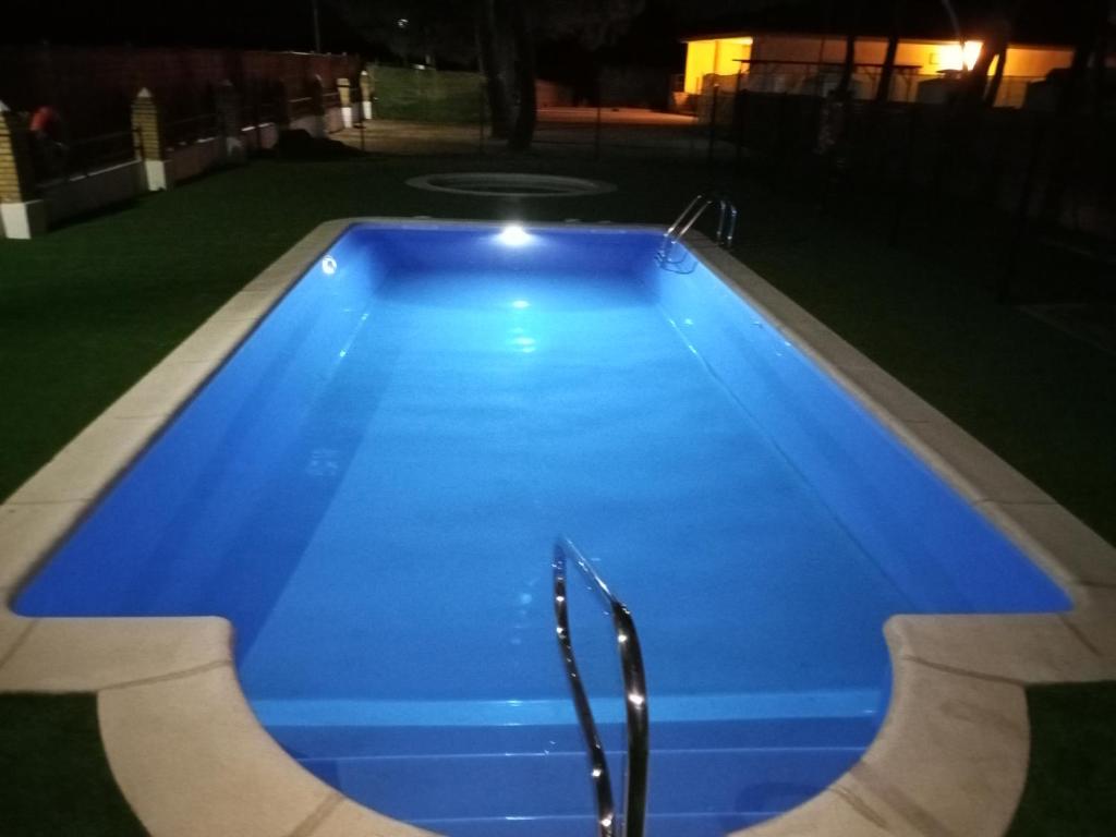 Ríolobos拉斯卡塔利纳斯露营地酒店的夜晚的蓝色游泳池