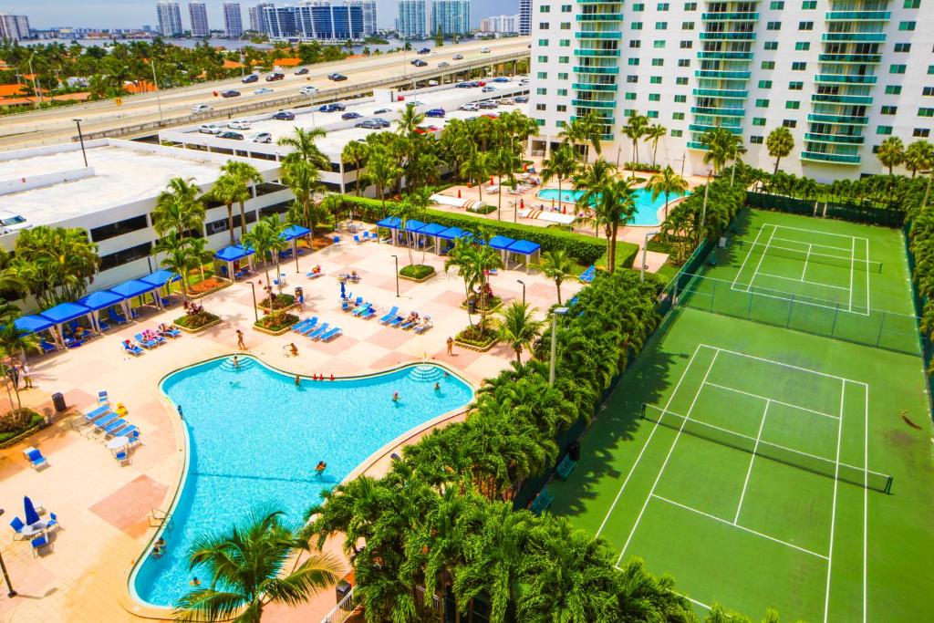 迈阿密海滩Sunny Isles Ocean Reserve Condo Apartments的享有度假村的空中景致,设有网球场