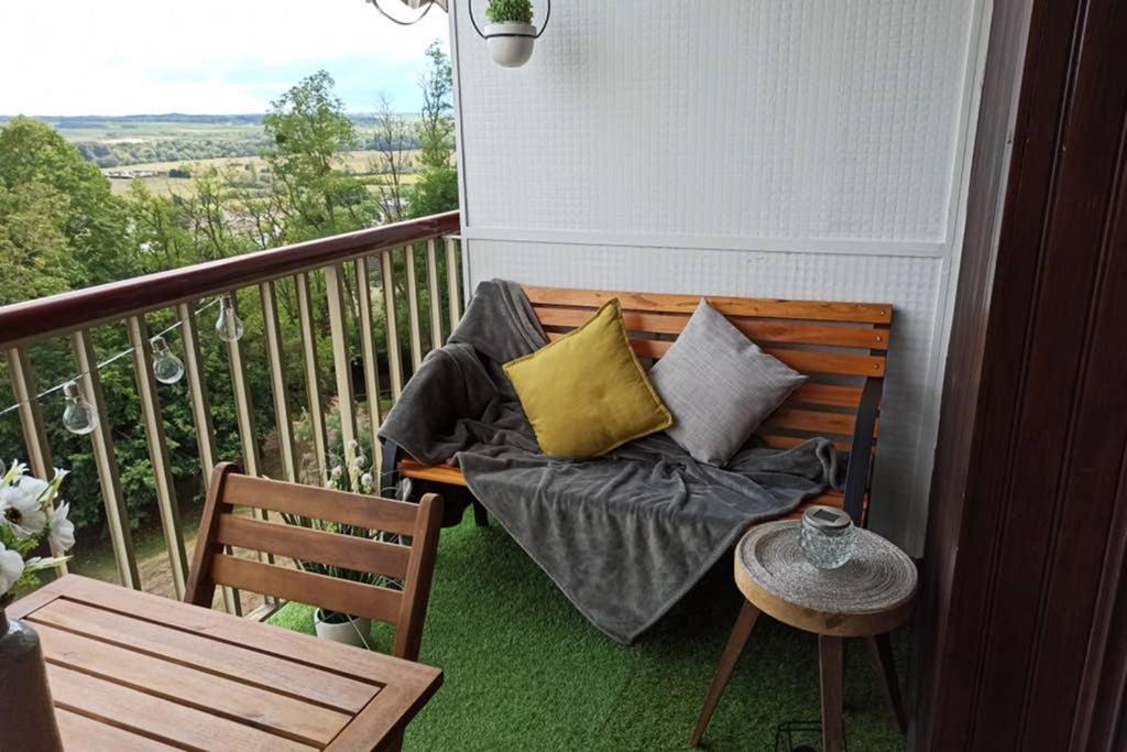 蒙特里夏尔Studio Charmant avec vue magnifique!的阳台上配有枕头的长凳