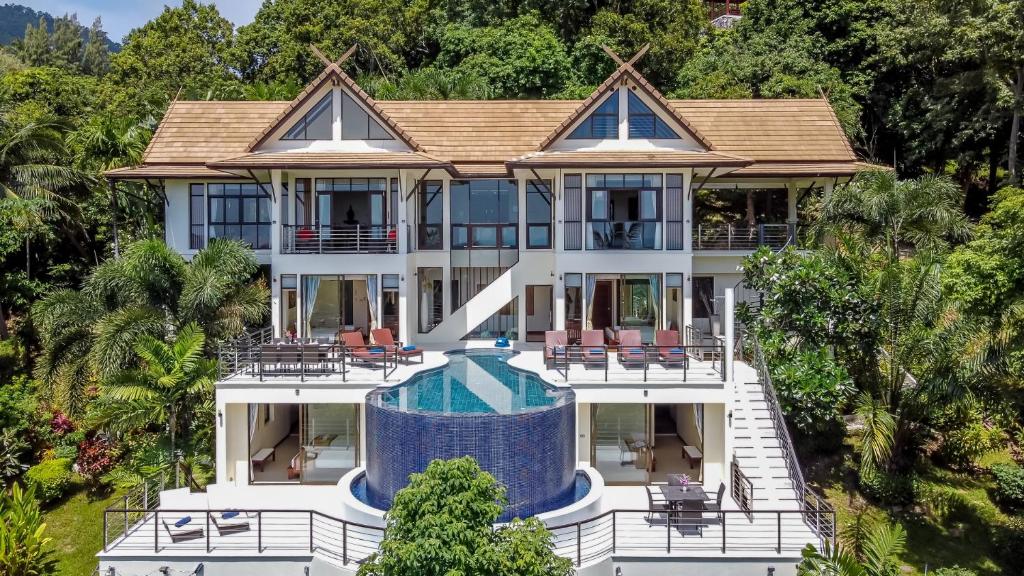 班邦宝Villa Ma Phraaw - Ban Tai Ocean View Villa的享有带游泳池的房屋的空中景致