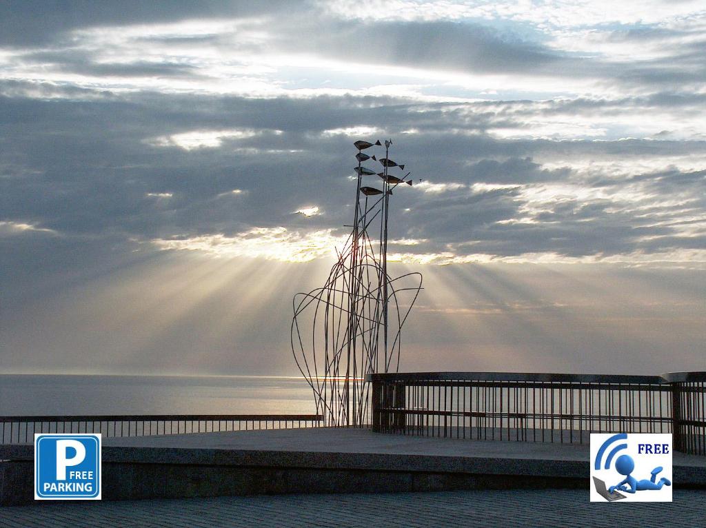 巴基奥Vistas 180º al mar/puesta de sol/Free Wifi-parking的码头上一团灯光,阳光照亮
