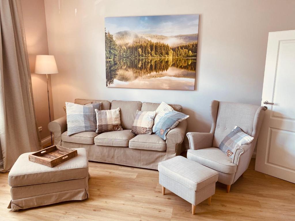 布劳恩拉格Mountain Suites Braunlage的客厅配有沙发和两把椅子