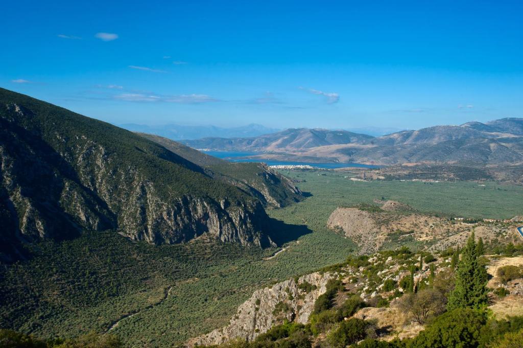 特尔斐Acropole Delphi City Hotel的从山顶上欣赏美景