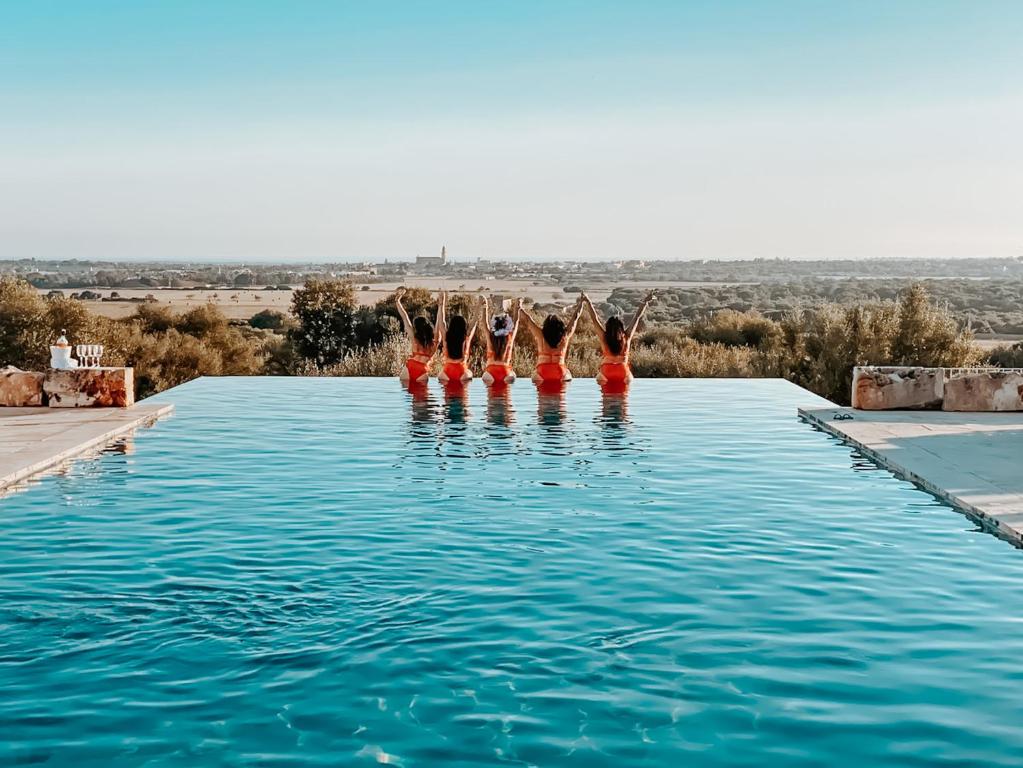 塞萨利内斯图洛乡村庄园酒店的一群人在游泳池里