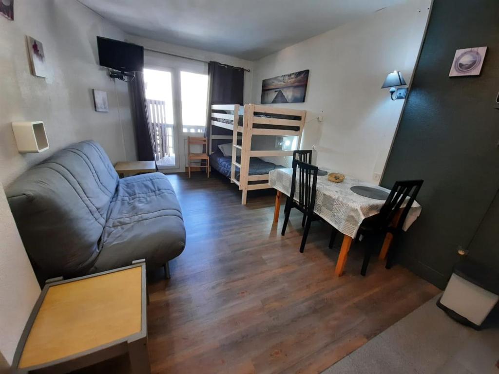 帕斯底拉卡萨阿尔迪西马灰熊酒店的客厅配有沙发和桌子