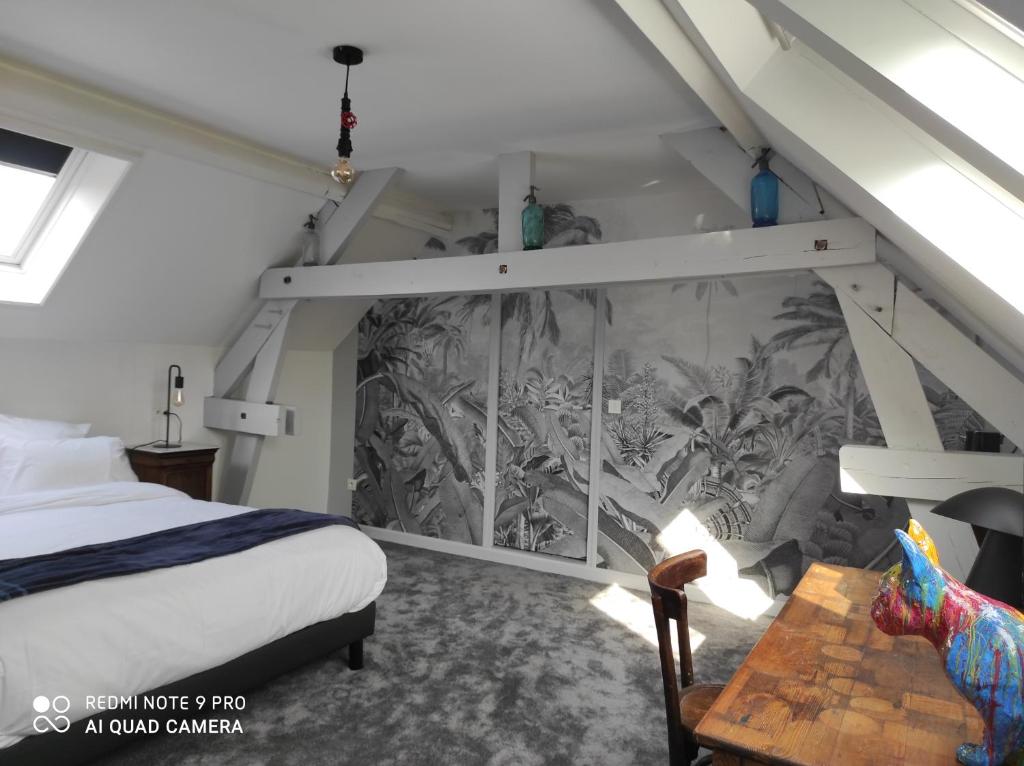 Ennetières-en-WeppesLetabli的一间卧室配有床和壁画