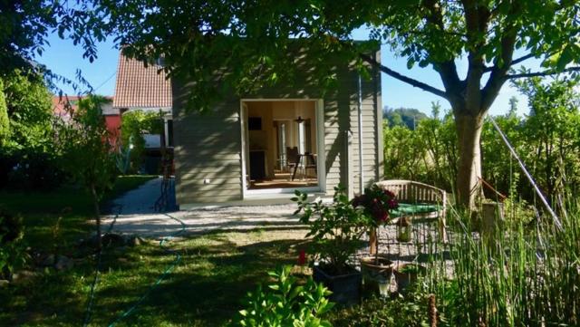 乌尔丁根-米赫尔霍芬Arwen的院子内带桌椅的小房子