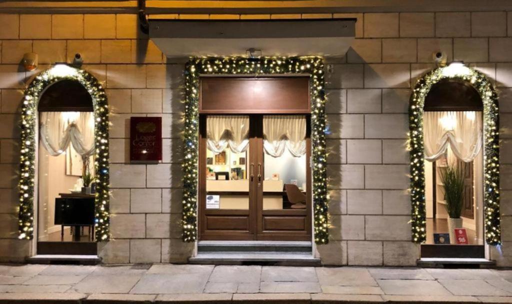 都灵罗泽肯弗特住宿及公寓酒店的商店前有圣诞灯和门