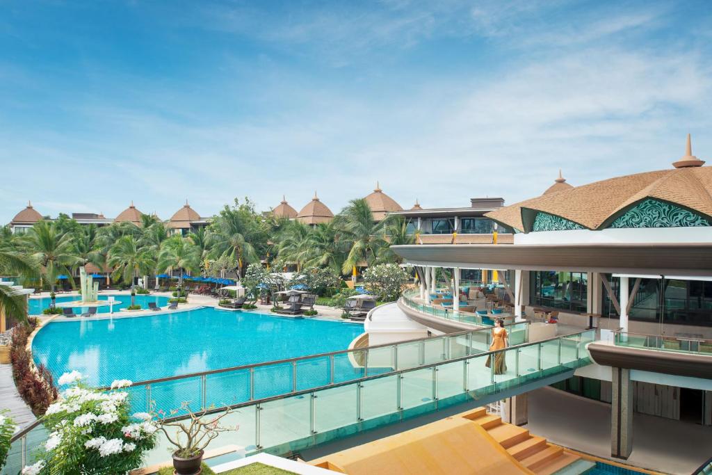 七岩斯普林菲尔德海洋Spa度假酒店的享有带游泳池的度假村的空中景致