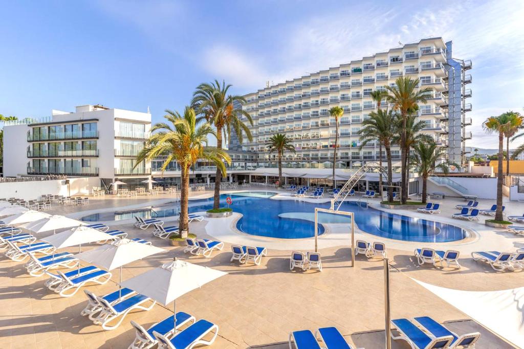 马盖鲁夫萨默斯酒店的一个带躺椅的游泳池和一间酒店