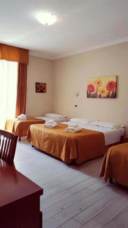 罗马珠穆朗玛峰酒店的一间酒店客房,房间内设有三张床