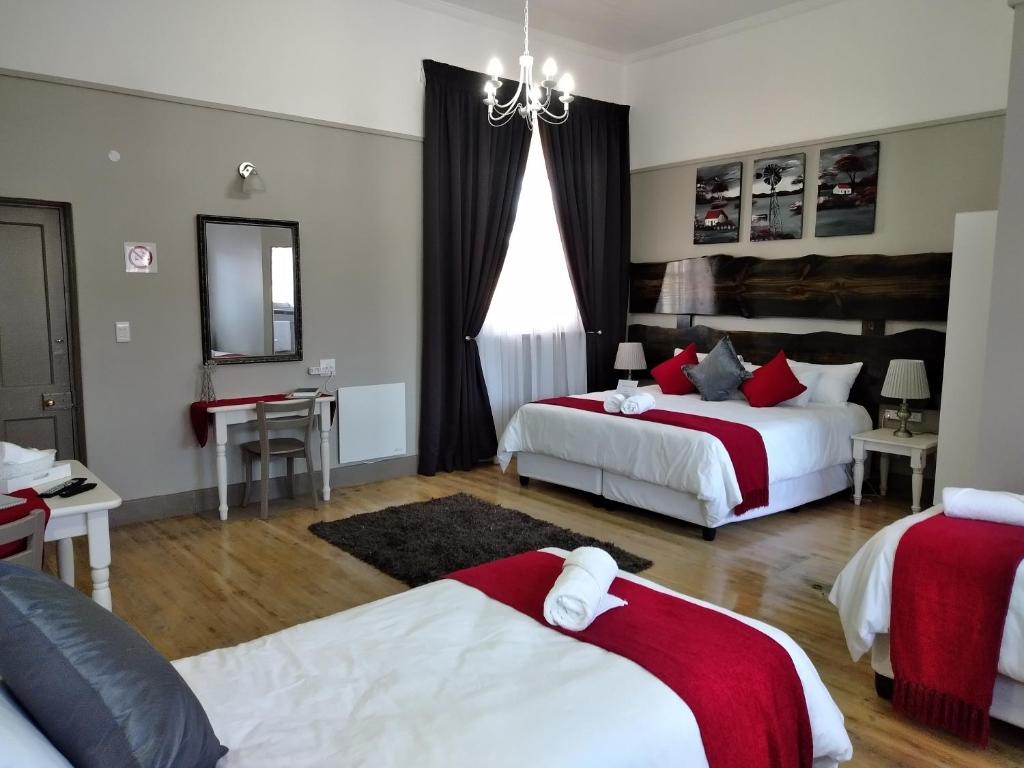 彼得勒蒂夫Deo Resta Guest Lodge的酒店客房,设有两张床和镜子
