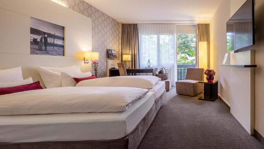 赖兴瑙慕赫勒伽藤餐厅&酒店的酒店客房设有两张床和窗户。