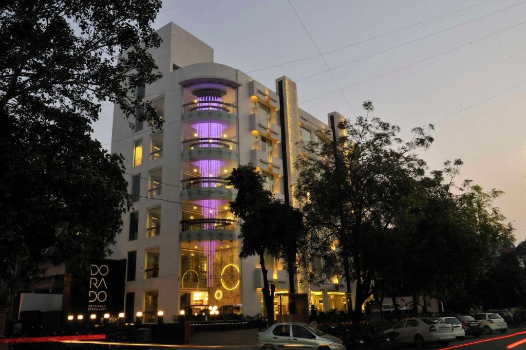 艾哈迈达巴德埃尔多拉多酒店的建筑的侧面有紫色的灯