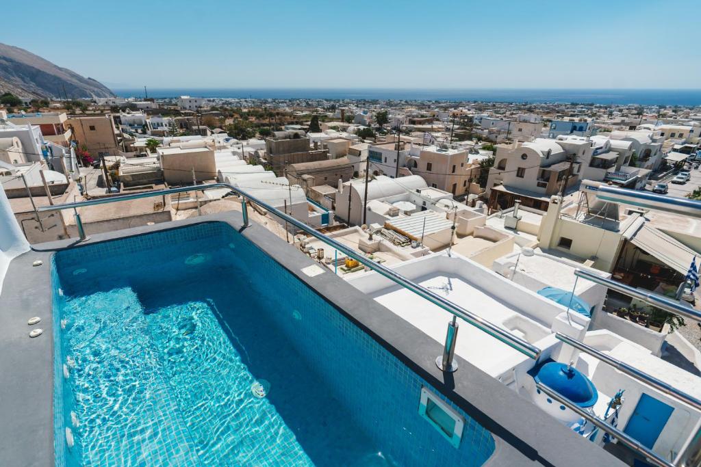 安坡里奥圣托里尼Lux house with outdoor jacuzzi and sea view in Santorini的建筑物屋顶上的游泳池