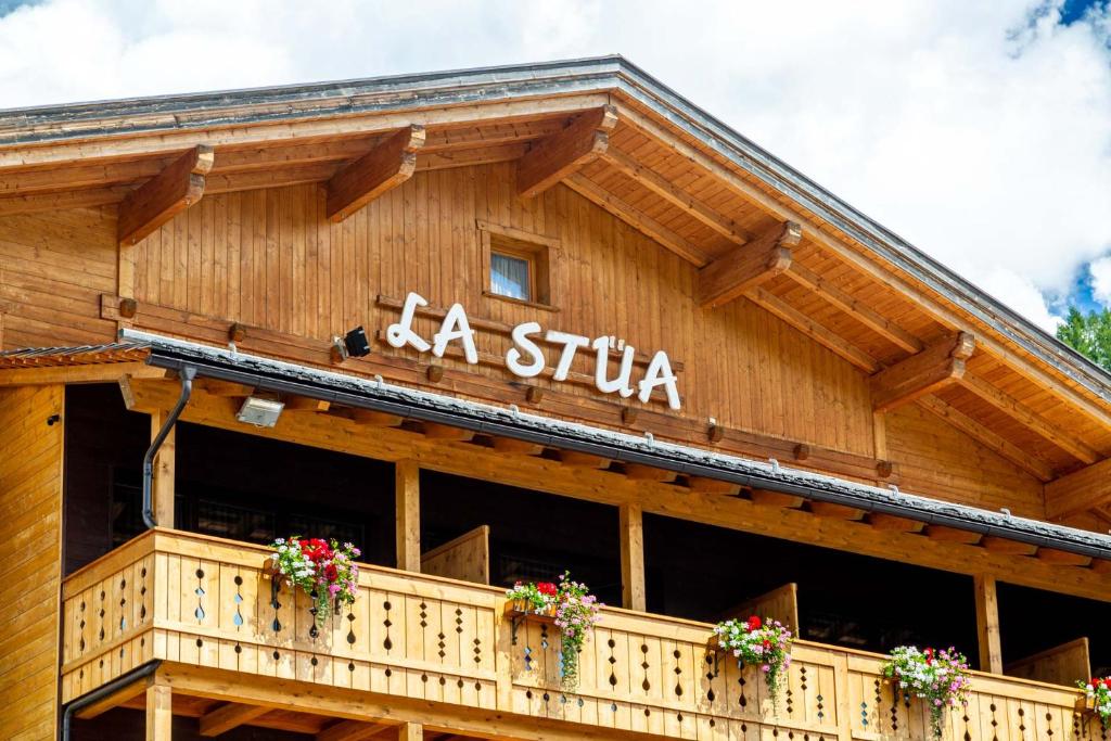 圣卡夏诺La Stua的一座木结构建筑,上面有标志