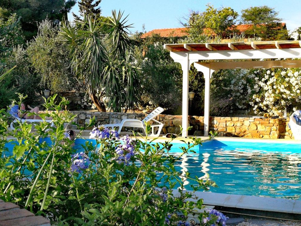 圣温琴佐Villa Belvedere的一座带凉亭的游泳池,位于一座房子旁边