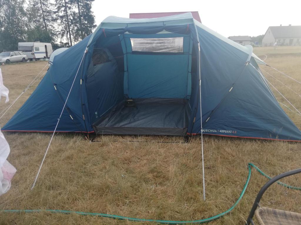 SławoborzePeace & Quiet的蓝色帐篷,门在田野里打开
